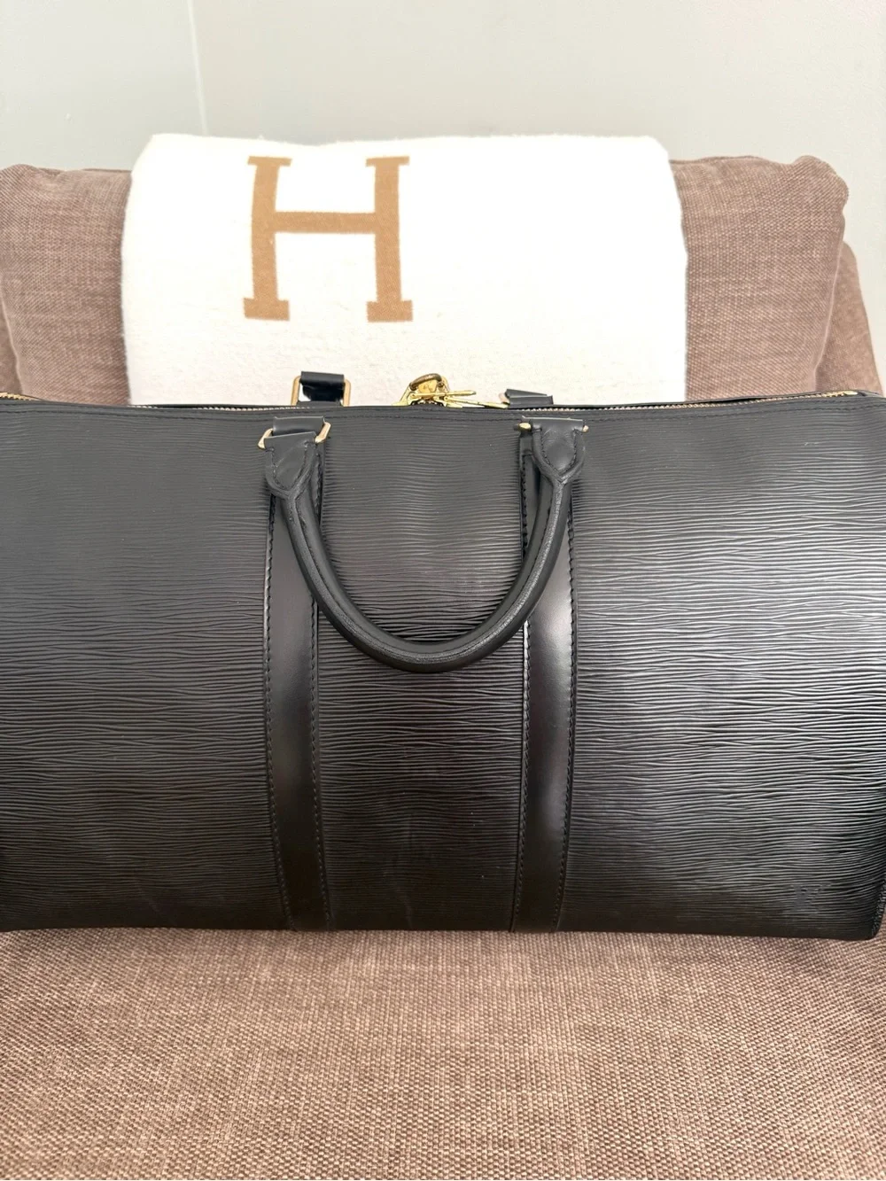 Louis Vuitton authentic Keepall 45 travel Ang black Epi leather unisex